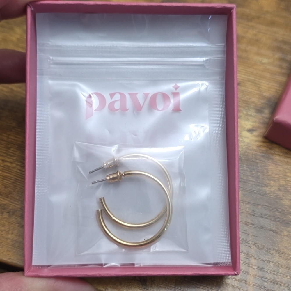 New Pavoi Gold Tone Hoop Earrings With Box